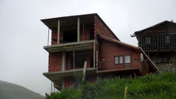 Bu kez de Ahmet Kangel harekete geti. O da kendisine den blm ykp, yerine 3 katl bina ina edince ortaya sra d bir yap kt. Yapy grenler aknln gizleyemiyor. l dnda yaayan iki karde ise yaz aylarnda ok ksa sreliine geldikleri evlerinde kalyor.