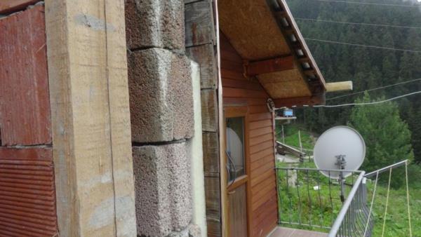 Aslan Arcan ise, "Babadan kalan evi iki karde anlaarak ahap yapmalar gerekiyordu. Bir karde ahaptan, dier karde ise betondan ev yapt. Eski ahap olsayd veya kaplansayd iyi olurdu, ama biri ahap olarak brakt, dieri betondan yapt. Kardeler evi byle blm. Biri betondan yeni ev yapt. Dier ise ahaptan yapt. lerine yle geldi" diye konutu.