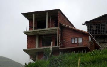 RZE'de babadan kalma ev konusunda anlamazla den iki karde fkralara konu olacak ilgin bir zm buldu. Ahap evi motorlu testere ile ortadan ikiye blerek paylaan kardelerden biri, kendine den blm ykp yerine ayn boyutlarda yeni ev yapt. Ardndan dier karde de kendi payna den evi ykp yerine 3 katl bina yapnca ortaya sra d bir yap kt.