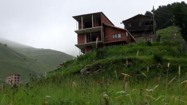 Ali Kangel, kendi payna den 75 metrekarelik eski evi ykp yerine dier eve bitiik ayn boyutlarda yeni bir ahap ev ina etti.