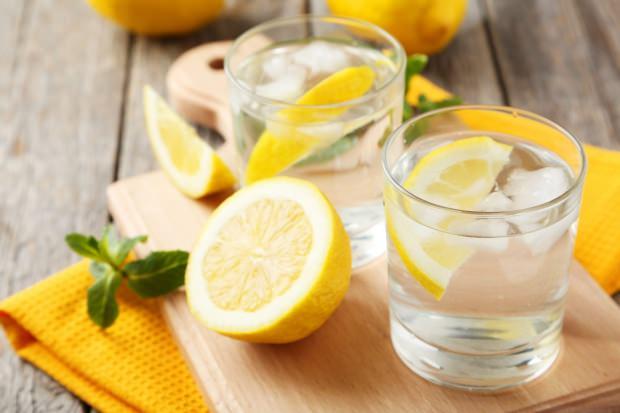 En etkili antioksidan ve zc madde ieren limonu gnlk tketeceimiz suyun ierisine katp gnde en az 1 litre tketirsek vcudumuza neler olacan biliyor musunuz? Yaplan aratrmalar sonucu limonun suyun salad faydalar ortaya karlm. zellikle barsak sorunlarna iyi geldii ve ya yakmn hzlandran limon suyu hakknda merak edilen her eyi haberimizin detaynda bulabilirsiniz. Peki dzenli olarak limonlu su iersek ne olur? Limon suyunun faydalar nelerdir? Sizler iin bu sorularn yantn aratrdk.