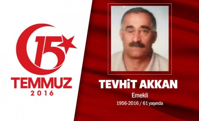 60 yandaki Tevhit Akkan, Ankara&#8217;da seyyar satclk yapyordu. Erzurum Horasanl Tevhit Akkan, 15 Temmuz gecesi 3 oluyla sokaa kt. Ankara&#8217;da yolun atmalarn yaan Jandarma Genel Komutanl nne gitti. Baba Tevhit Akkan, oullaryla birlikte tanklarn zerine yrd. Darbecilere, &#8220;Ayn vatandandayz, ayn milletteniz&#8221; dediler ama kurunlarn hedefi oldular. Baba Tevhit Akkan, oluna isabet edecek kurunun nne geti, ehit oldu. Darbecilerin saldrsnda Tevhit Akkan&#8217;n 2 olu Nahit ve Ferit ise yaraland, gazi oldu.  Oullar darbe giriimi sonras demokrasi nbetlerine katld, &#8220;Vatan saolsun, Babamzdan devraldmz  nbetteyiz&#8221; dediler.