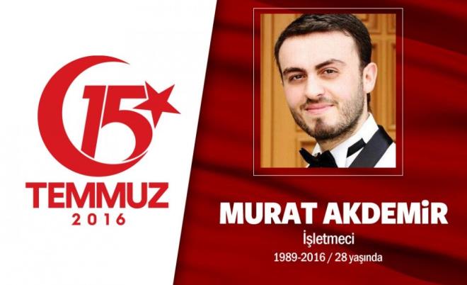 27 yandaki Murat Akdemir, Rize'nin Kalkandere ilesine bal Dlgerli Kyndendi. 1 ocuk babas Akdemir, drmc dkkan iletiyordu. Darbe giriimi gecesi, 'Reis bizi aryor anne, ehit olmaya gidiyorum' diyerek evden kt. Kpr zerindeki darbecileri engellemek iin kt yolda skdar engelky'de darbeci bir albayn kurunlarnn hedefi oldu, ehit dt. ehit Murat Akdemir, binlerce kiinin uurlad trenle, skdar Kandilli Mezarl'na defnedildi.