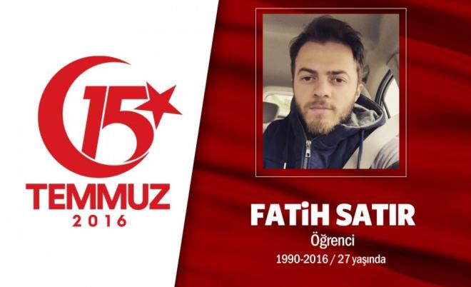 26 yandaki Fatih Satr, pilot olma hayalleri kuruyordu. Pilotluk snavn kazanm, mlakata girmeyi bekliyordu. "Baba lmek var, dnmek yok. Hakkn helal et. ehit olmaktan geriye dn yok. Sizi ok seviyorum" diyerek yola kt. Saryer&#8217;den stinye&#8217;deki Borsa stanbul&#8217;un nne geldi. Hain darbecilerin at yaylm atei sonucu ehit dt. ehidin babas, &#8220;"ehit olumun zerindeki kanl bayra asla ykatmam" diyor. Demokrasi ehidi Fatih Satr'n cenazesi stinye Aile Kabristanl'nda son yolculuuna uurland.
