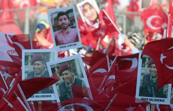 Aradan 3 yl gemesine ramen Trkiye'nin hibir zaman unutmayaca 15 Temmuz darbe giriiminde verdiimiz ehitler lkemizin eitli blgelerinde anlmaya devam ediyor. Sanatlar ise sosyal medya hesaplarndan 15 Temmuz gecesi yaanan olaylarn ardndan mesajlar paylayor. te nl isimlerden 15 Temmuz mesajlar...