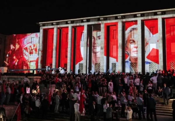 oray Uzun: mer Halisdemir... Erol ve A.Tayyip Olok... ve daha niceleri&#8230; Tm ehitlerimizin aziz hatralar nnde sayg ile eiliyorum. Allah bu Necip millete bir daha byle bir ihanet yaatmasn !.. 15 Temmuz&#8217;u hibir zaman unutmayacaz !..