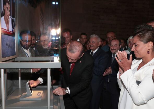 Mutlaka gezsinler mzeyi. zellikle st katta ehitlerimizin ayakkablar var. nanlmaz duygu verici ve etkileyici. O gece vatandalarmzn nasl kenetlendiini, nasl bir arada durduunu net gsteriyor. nsanlar ldren bombalar da, helikopterlerden atlan mermileri de oradan gryorsunuz. Cumhurbakan Erdoan telefonu sakla demiti. 3 yldr saklyoruz. O gece bir terr rgtnn kalkmasyd bu. Gazeteci olarak grevimizi yaptk. lk atan alayan muhabirimiz de oldu. Milletimiz vatanna sahip kt. Ben 45 yandaym, 80 ve 15 Temmuz darbelerini grdm. ocuklarmz bunlar yaamasn. Aldmz her son dakikann her eyi belli. RTK kaytlarndan da grebilirler. imizi yaptk. Dolaysyla iimizi yaparken insanlarn ldrld bombalarn atld grld. Benim iin ok duygusal bir an.