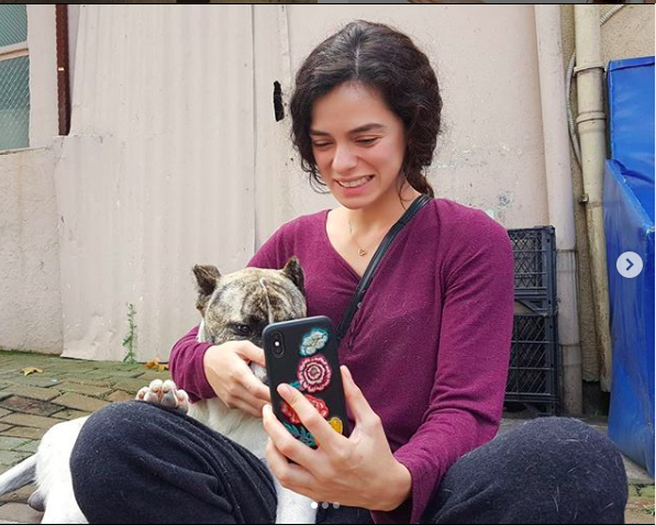 Fox ekranlarnn en uzun soluklu dizilerinden biri olan Kadn, farkl senaryosu ve baarl oyunculuklar ile yaynland her hafta seyirciden tam not alyor. 3. yeni sezon iin gn sayan dizinin Bahar' zge Pirinci'nin instagram'daki veda paylam olay oldu, dizinin sk takipilerini kzdrd.