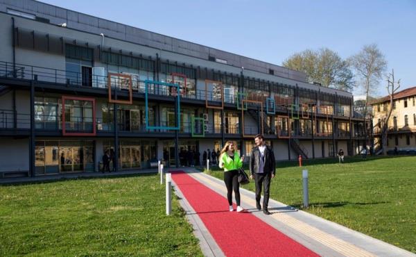 BLG NVERSTES 2019 YILI FYATLARI  stanbul Bilgi niversitesi'nde eitim crete tabidir ve 2019-2020 akademik yl iin belirlenen hazrlk snf creti 56,805 TL'dir. Hazrlk dndaki snflarda renim creti, Sosyal ve Beeri Bilimler Fakltesi&#8217;nin Psikoloji Program hari dier tm programlar, letme Fakltesi, letiim Fakltesi, Mhendislik ve Doa Bilimleri Fakltesi, Mimarlk Fakltesi&#8217;nin Endstri rnleri Tasarm ve  Mimarlk Programlar iin 56.805,56 TL; Hukuk Fakltesi, Mimarlk Fakltesi&#8217;nin Mimarlk Program, Sosyal ve Beeri Bilimler Fakltesi&#8217;nin Psikoloji Program iin 61.712,96 TL; Salk Bilimleri Fakltesi iin 49.305,56 TL; Sivil Havaclk Yksekokulu, Spor Bilimleri ve Teknolojisi Yksekokulu, Turizm ve Otelcilik Yksekokulu ve Uygulamal Bilimler Yksekokulu Programlar iin 43.657,41 TL; Adalet Meslek Yksekokulu, Meslek Yksekokulu ve Salk Hizmetleri Meslek Yksekokulu Programlar iin 41.481,48 TL&#8217;dir. renim cretlerine %8 KDV dahil deildir.