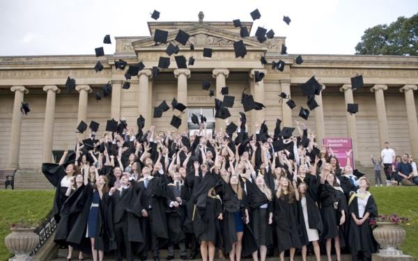 Di hekimliinde ise en pahal program 90 bin TL'yi buluyor. Tp program tercihi iin YKS'de saysal puan trnde ilk 50 binde yer alma art aranyor. te stanbul'da bulunan vakf niversitelerinden bazlarnn fiyatlar yle.