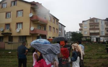 KOCAEL'nin Krfez ilesinde, 3 katl binann atsna kp, intihara kalkan Mustafa E. (53) polisin 2 saatlik ikna abasyla vazgeirildi. Olay gren mahalle halk ise yamura ramen emsiyeleriyle evin nnde toplanp yaananlar izledi.