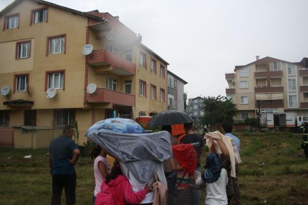 ntihara kalkan Mustafa E.'yi grenler durumu polis, itfaiye ve salk ekiplerine bildirdi. Olay yerine gelen polis ekipleri ikna almas balatrken, itfaiye ise atda srekli dolap, kendisini aaya sarktan Mustafa E.'nin atlama ihtimaline kar aada hava yast at.
