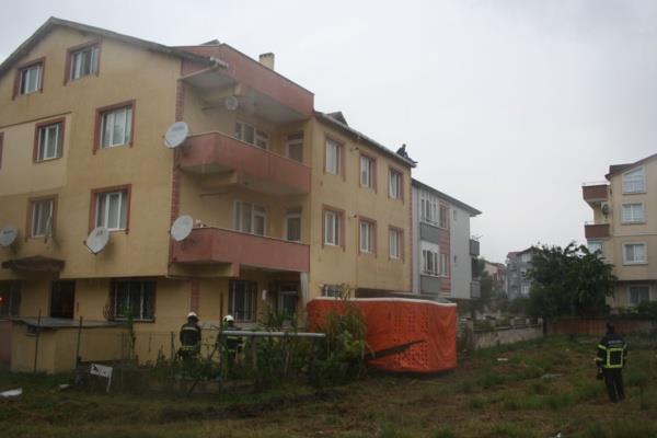 te yandan, olay gren mahalleli yamura ramen emsiyeleriyle evin etrafnda topland. Batan sona yaananlar izleyip bir an olsun blgeden ayrlmayan mahalleliler arasnda ocuklarnda olmas dikkat ekti.