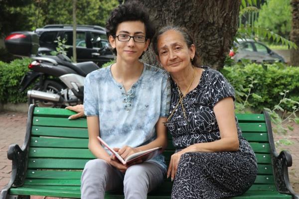 iek, tedavisinin tamamlanmasnn ardndan okuluna dnerken, ngilizceyi daha iyi konuup anlamak iin zel bir kursa gitmeye balad. Hastalnn bir yl sonra tekrarlamasnn ardndan yeniden hastanede tedavi grmeye balayan iek'in "en yakn dostu" yine ngilizce oldu.