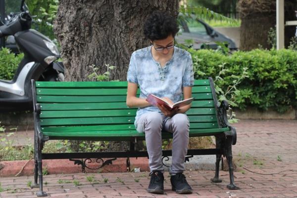 Doktorlar, hastanede bir yl kemoterapi gren iek'in odasnda sklmamas iin bilgisayar oyunlar oynamasna izin verdi. Oyunlar rahat ekilde oynamak iin ngilizce kelimeleri szlkten aratran iek, hastanede tedavi edilen ocuklarn eitim grd okulda ngilizce renmek iin retmenlerinden destek almaya balad.