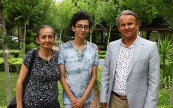 zmir'de lsemi tedavisi grd hastane odasnda oynad bilgisayar oyunlarndan etkilenerek ngilizce renmeye balayan Tufan iek, hem hastaln yendi hem de rendii ngilizce sayesinde Oxford niversitesinin Trkiye'de niversite rencileri arasnda dzenledii hikaye yarmasnda ikinci olmay baard.