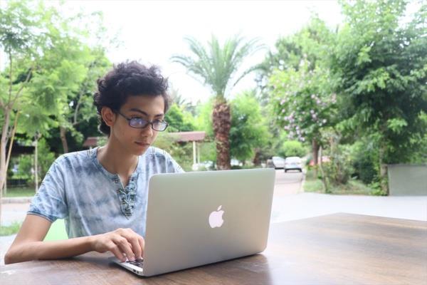 iek'in ngilizceye ilgisi retim yelerinin dikkatini ekti. Bu yl birinci snfa balayan iek, Oxford niversitesinin mays aynda Trkiye'deki niversite rencileri arasnda dzenledii ngilizce hikaye yazma yarmasnda ikinci olmay baard.