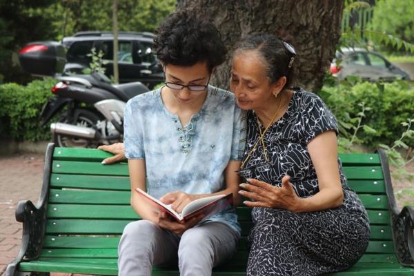 ngilizceye ilgisi hastaneden taburcu olduktan sonra da devam eden iek, okula gidemedii 2 yl boyunca evinde kendi olanaklaryla yabanc dil renmeye devam etti.