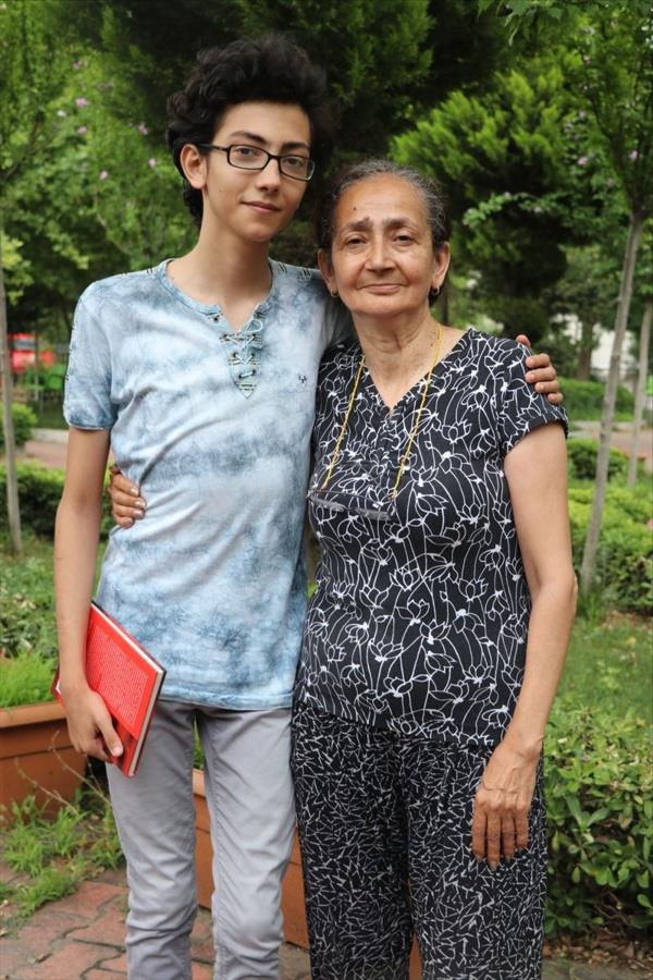 edavi grd sre boyunca ngilizce kitaplar okuyan iek, girdii niversite snavnda Dokuz Eyll niversitesi statistik Blm'n kazand, bir yl da ngilizce hazrlk okudu.