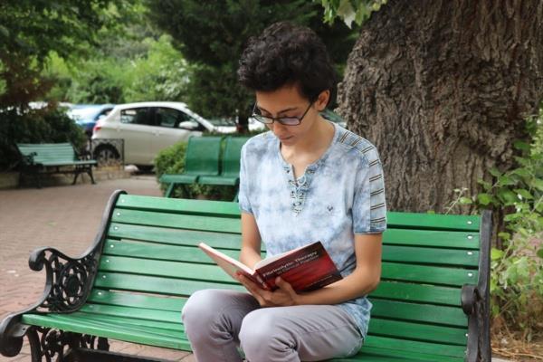 Konak ilesinde yaayan 19 yandaki Tufan iek'e 8 yl nce rahatszlanmasnn ardndan bavurduu Salk Bilimleri niversitesi (SB) zmir Tepecik Eitim ve Aratrma Hastanesinde lsemi tehisi konuldu.