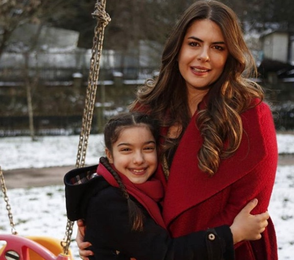 Yaynland 64. blmyle sezon finali yapan Kadn dizisinin sevilen kk oyuncusu Kbra Szgn, henz 10 yanda olmasna ramen mahkemelik oldu. Szgn, 4 yl nce marka yz olduu beyaz eya irketine dava at.