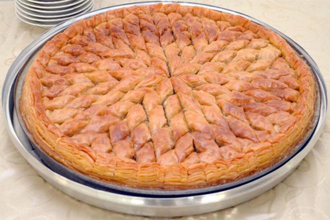 Denizli&#8217;ye tescillenmi olan Tavas baklavas zel gnlerde imece usul ile yaplarak kendine has geleneksel bir durum oluturmutur. Bu erbetli hamur tatlsnn el ile yenmesi tavsiye edilir.