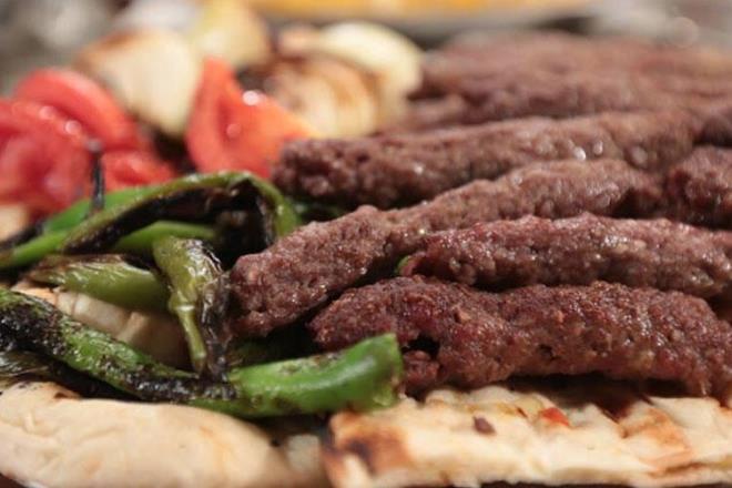 Burdur i kftesi eskiden dalarda, da bitkileri ile yetien keilerden gnmzde ise kei veya srn kaburga et kymasndan yaplr. Burdur i kftesinin iine hibir katk maddesi konulmaz. Bu sebeple hazm kolay bir yemektir.