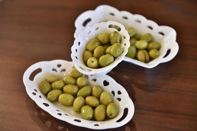 Mersin'in Tarsus ilesine zg "sarulak" zeytinine, Trk Patent ve Marka Kurumu (TRKPATENT) tarafndan ilenin adyla corafi iaret tescil belgesi verildi.