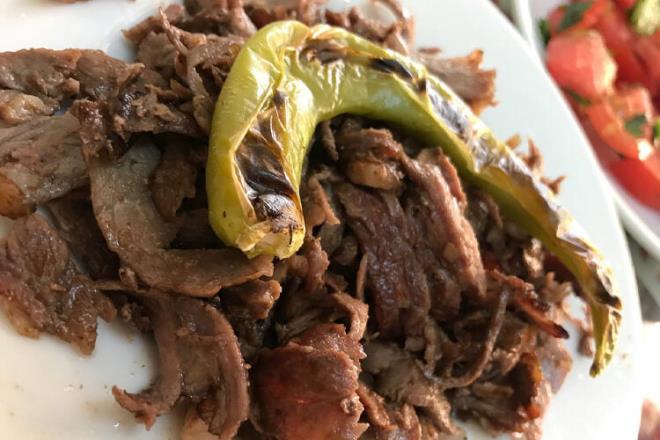 Tescilli Ankara dnerinin etleri ehrin koyun yetitiricilii ile nlenmi olan ilelerinde yetitirilen belirli olgunlua erimi kuzulardan elde edilir. Dnerin iine kesinlikle kyma kartrlmaz ve kuyruk ya haricinde baka bir ya kullanlmaz. Mee odunu kmr ateinde yava yava pien Ankara dneri yaprak eklinde kesilir.