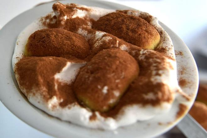 Mersin'de sofralarn vazgeilmez tatls olan ve son yllarda n Trkiye geneline yaylan kerebi de yakn zamanda corafi iaret tescil belgesini ald. Tarihte birok medeniyete ev sahiplii yapmas dolaysyla eitli mutfak kltrlerinin bir araya geldii kentte, "Tarsus humusu", "Mut zeytinya","Tarsus sarulak zeytini", "Mersin cezeryesi" gibi birok rnn corafi iaret tescil belgesi bulunuyor.