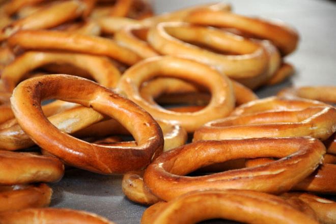 Kerebiten nce mart aynda Rize simidi iin yaplan corafi iaret bavurusu kabul edildi. Susamsz olduu iin, &#8217;kel simit&#8217; adyla da anlan Rize simidinin yapmnda un, su, tuz ve ok az miktarda maya ile hazrlanan hamur, 20 dakika dinlendirildikten sonra scak suya batrlp 1 dakika bekletiliyor. Daha sonra renk ve tat almas iin kaynar haldeki siyah zm pekmezine bandrlan simit, 60&#8217;ar gramlk paralar halinde frna veriliyor. Yaklak 30 dakika odun atei ile piirilen simit hazr hale geliyor.