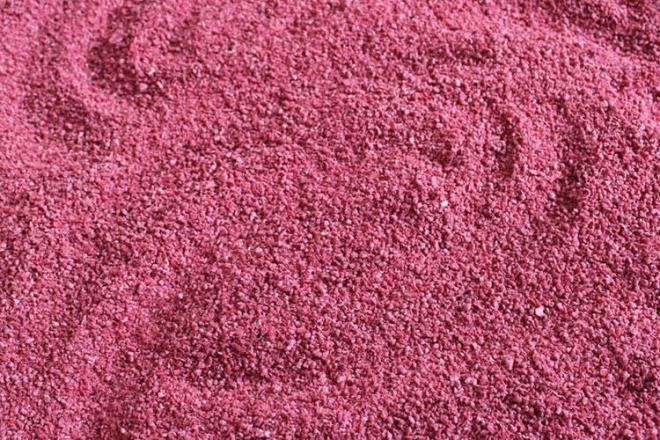 Bolu&#8217;ya tescillenen kzlck tarhanas, kzlck meyvesinin presi, krmz ekmeklik buday unu ve yemeklik iyotlu tuzun belli oranlarda kartrlp yorulmas ile retilir. retiminde yrede yetien kzlck meyvesi kullanlmaldr. Tarhanann renginin krmzya yakn pembe olmas iin gne grmeyen bir ortamda bez stnde kurutulmaldr.