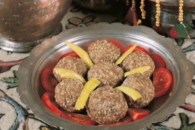 Adn Ar Doubayazt&#8217;ta bulunan shakpaa Saray&#8217;n yaptran shak Paa'nn babas olak Abdi Paa&#8217;dan alan Abdigr kftesi, mideyi rahatsz etmeme zelliiyle "Anadolu'nun ilk diyet yemei" olarak biliniyor. Doubayazt Abdigr Kftesinin dier kftelerden fark ve tescillenmesinin sebebi, sinirleri alnm etlerin ta tezgahlarda macun hale gelene kadar saatlerce dvlerek ekillendirilmesidir.