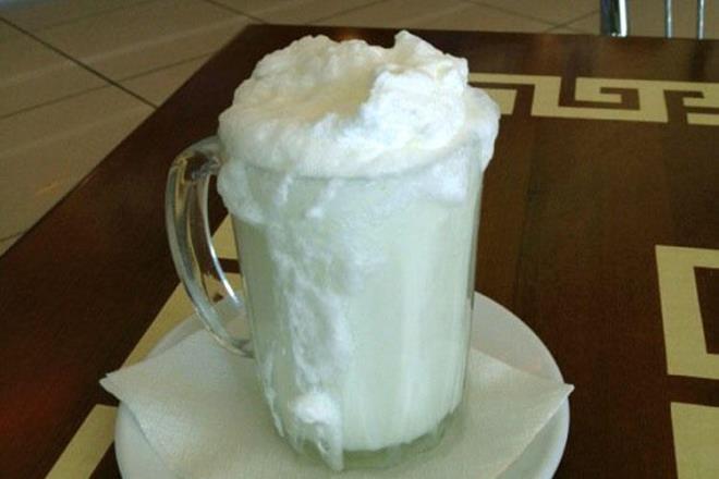 Tad ve kp ile nl Susurluk ayrannn Balkesir&#8217;e tescillenmesini salayan mayalanm yourt ve az miktarda kullanlan tuzun uygun oranlarda karmdr. ki farkl yolla kartrlr. nsan gc ile yksekten kovayla dklr veya bir makine yardm ile hzl bir ekilde yukardan aaya kartrlr. Ayrann yourdun kendi ya ve kayma ile yaplmas kpk olumasnda ok nemlidir.