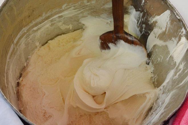 Giresun'un Grele ilesinin mehur dondurmas da getiimiz hafta corafi iaret tescilli lezzetlerimiz arasna girdi. St, eker, salep ve meyan kk ile doal olarak hazrlanan ve 200 yllk gemie sahip olan Grele dondurmas zellikle bayram ve dnlerde misafirlere ikram ediliyor. Dier dondurma eitlerine gre olduka yumuak krema kvamnda olan Grele dondurmasnn ardndan Giresun simidi, Alucra olak kebab, Giresun tel kadayf ve ebinkarahisar karadutu da corafi iaret tescilini bekleyen yresel Giresun lezzetlerinden.