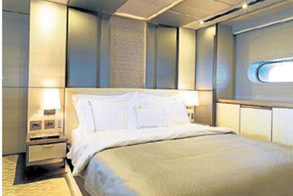 Tekne 5 yldzl otellerden farksz. Biri suit, 3 kamaras var. 6 kiilik mrettebat kapasiteli.