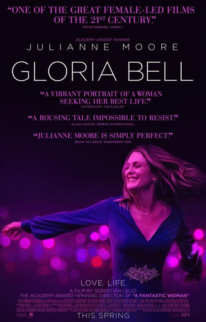 Gloria Bell  <br>  A Fantastic Woman filminin ynetmeni Sebastin Lelio bu kez Amerikan&#8217;ca bir hikaye anlatyor. Yine de nceki filminde olduu gibi, bir kadnn ruhunun derinliklerine yolculuk yapmamz salyor. Sevdii renkleri ve planlar bir kez daha kullanan ynetmen, yerini salamlatrma harekatnda emin admlarla ilerliyor diyebiliriz. Julianne Moore, kendini yogaya, ailesine ve hepsinden nemlisi hibir eyden korkmadan dans etmeye adayan Gloria rol iin doru bir tercih bence. Gloria&#8217;nn dans pistinde tant Arnold rolnde ise John Turturro var. Orta yan sren iki kiinin ak ite. Julianne Moore, John Turturro ve Sebastin Lelio&#8217;nun varl filmi standart bir hikaye olmasndan biraz teye tayor. Caren Pistorius, Michael Cera, Brad Garrett ve Rita Wilson gibi isimler de kadroda. Biraz dinlenmek istiyorsanz izleyin derim.
