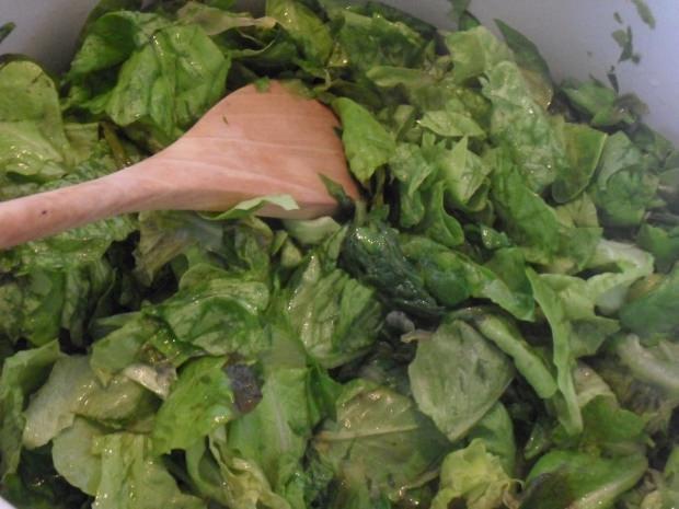 - Gl bir antioksidan olan marul, lateks ad verilen bir sv st ierir. Anti-mikrobiyal zellie sayesinde vcuttaki iltihab sker atar. Ayrca enfeksiyonlu hcreleri nleyerek dem oluumunu nler. Dzenli olarak tketildiinde enfeksiyonlu hcreleri vcuttan atar. Ayn zamanda idrar sktrc etkisi vardr.    - Yksek lif ieren marul diyet listelerinde ilk sralarda tketilen sebzeler arasnda yer alr. Metabolizmay dzenleyerek ya yakmn hzlandrr. Mide asidini dzenleyerek kramp, lser ve refl gibi salk sorunlarnn yaanmasn nler.