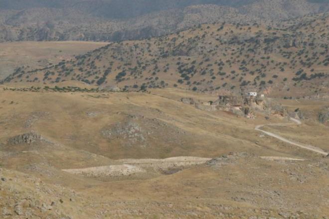 1970'li yllarda nce Batman'a, daha sonra Edremit'e g eden kr ve Bedia Kara ifti, 10 ocuu ve saysn hatrlamad torunlar ile gurbette 30 yl yaamn srdrd.