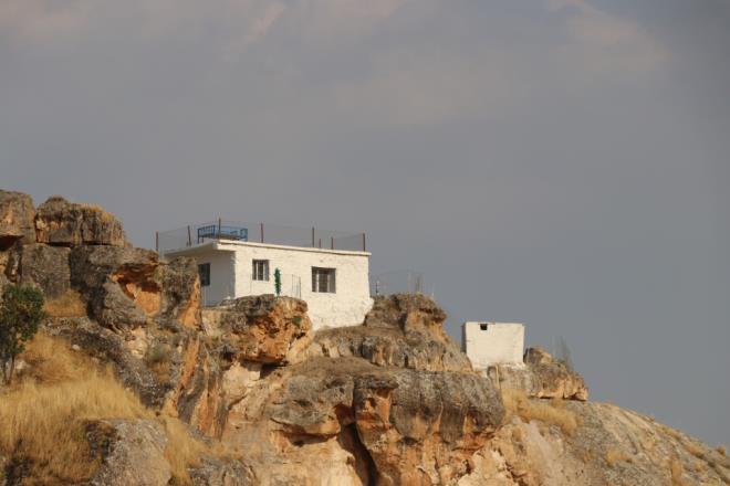 Dardan bakldnda betonarme bir grnme sahip maara evin evresinde bir baheye de oluturan Kara, burada sebze, meyve, tavuk ve kei yetitiriyor.