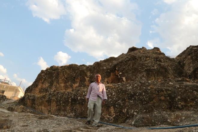 Tek zlemi evlatlar ve torunlar   <br>       Kara'nn ei 75 yandaki Bedia Kara da 1970 ylnda gelin olarak geldii kydeki maaraya 10 ocuk annesi olarak dndn syledi.