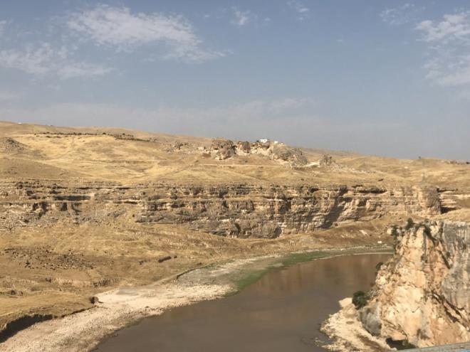 Yllarca Balkesir'in Edremit ilesinde yaayan 73 yandaki kr Kara, memleket hasretiyle dnd Batman'n ayst ky Salkml mezrasnda doduu maaray dzenleyerek, hayalindeki eve dntrd.