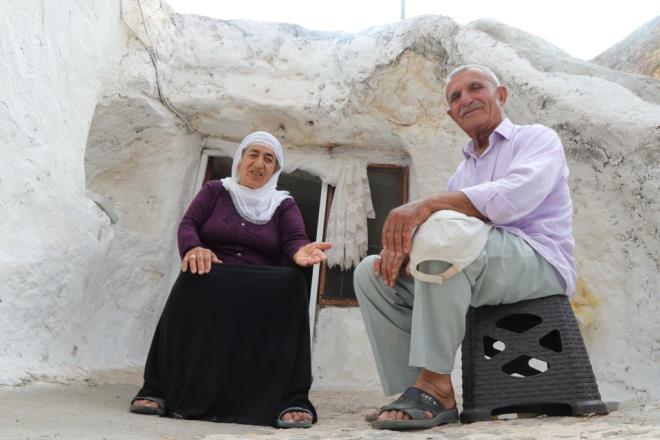 kr Kara, AA muhabirine yapt aklamada, doduu ky hibir yere deimeyeceini syledi.     Huzurlu bir ortamn salanmasyla kyne geri dndn ifade eden Kara, "Bu maarada dodum. 1971 ylnda buradan ayrldk. 8 yl sonra da Balkesir'in Edremit ilesine g ettik. Oraya yerletik, oluk ocuk almaya baladk. ocuklarm, gelinlerim, torunlarm hala oradalar. 30 yl sonra kye geldim. Devlet, 'Kynze dnn.' dedi, doduum kye geri dndm." dedi.