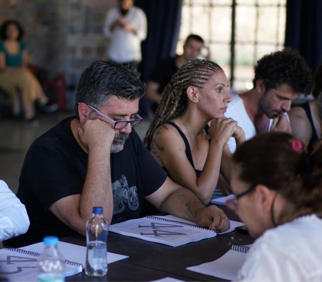 Hikyesi ilk filmde olduu gibi pek Sorak&#8217;a ait olan Ak Tesadfleri Sever 2'nin senaryosu yine Nuran Evren it&#8217;in imzasn tayor.