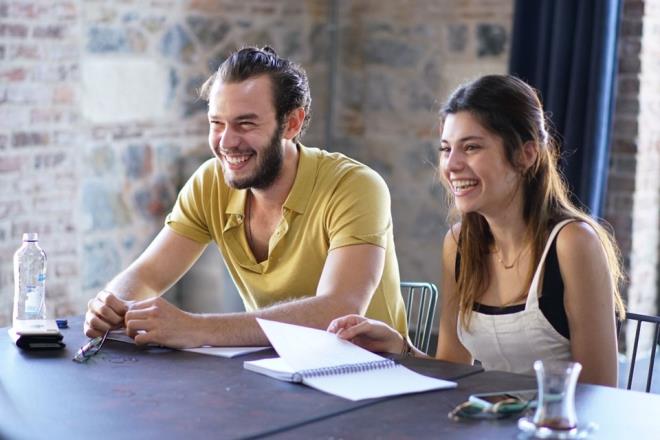 Usta ynetmen mer Faruk Sorak&#8217;n milyonlarca seyirciye ulaan Ak Tesadfleri Sever filminin, merakla beklenen ikincisi iin ekimler 21 Temmuz Pazar gn balad.