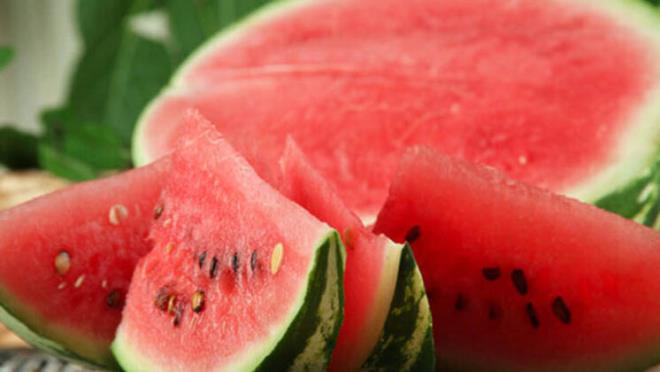 Karpuz fazla olgunlatka orta ksmlarnda bozulmalar ve rmeler balyor. Kesildiinde kt koku veya eki bir tat hissederseniz asla yemeyin. Su ierii yksek, asit seviyesi dk olduu iin kolay bozulan bir meyve. Bu nedenle kestikten sonra buzdolabnda 3 gnden fazla saklamayn.Karpuzun ekirdei sindirilemedii iin fazla tketmemenizde fayda var, ekirdeinin kabuklarn kartp yiyebilirsiniz.
