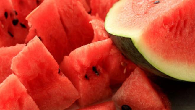 Ara n tercih ederseniz karpuzu yemeklerden en erken 2 saat sonra tketin. Bu hem kan ekerinin dengeli seyretmesini, hem de sindirim sistemine ar yklenmeyi engelliyor. Yemekle berber tketecekseniz o nde ekmei azaltn. nk her 2 besin de karbonhidrat grubuna girdii iin ayn nde tketilmeleri yemein karbonhidrat ykn arttryor, bunun sonucunda da kilo kontroln gletiriyor.