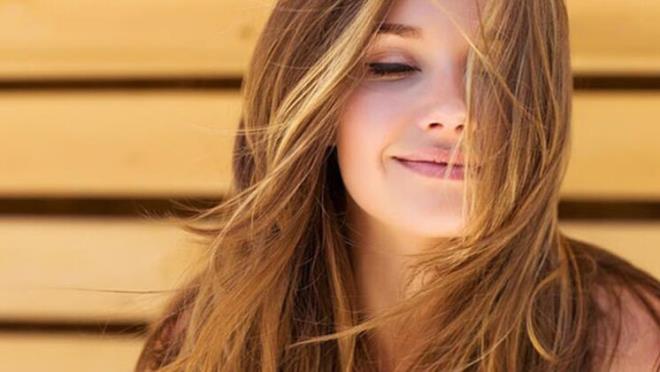 A ve C vitaminleri salar zerinde de nemli etkiye sahipler. C vitamini kollajenin vcudumuzda yaplanmasna yardmc olarak salar glendiriyor. A vitamini de antioksidan zelliiyle sa salnn korunmasna yardmc oluyor. zellikle gnein ypratc etkilerinin azaltlmas konusunda faydal oluyor.