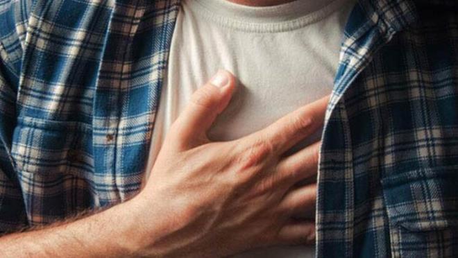 Beslenme ve Diyet Uzman pek Ertan karpuzdaki antioksidan maddelerin ayn zamanda kalp saln koruyucu etkiye de sahip olduklarn belirterek unlar sylyor: &#8220;Yaplan eitli almalar likopenin kolesterol ve kan basncn drmeye yardmc olabileceini gsteriyor. Karpuz kolesteroln vcuda, zellikle kan damarlarna yapabilecei hasarn da en aza indirilmesine yardmc oluyor. Ayrca vcuttaki nitrik oksit seviyelerini arttrabilen bir amino asit olan sitrlini ieriyor. Nitrik oksit kan damarlarnn genilemesine yardmc oluyor ve bu etkisiyle kan basncn dryor.