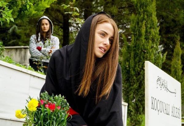 Dizinin kadrosunda yer alan dier isimler Vedat Erincin, Meltem Savc, layda Alian, Bahar Ser ve Berk Yaygn.